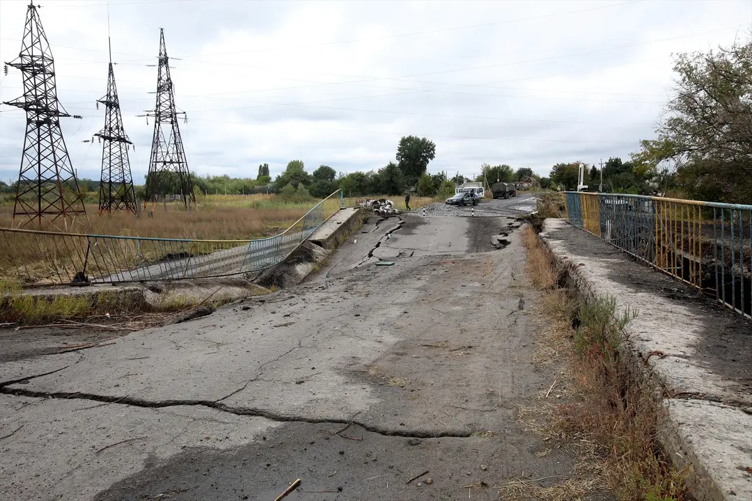 Un puente destruido por el impacto de la guerra. Vyacheslav Madiyevskyy  / Archivo
