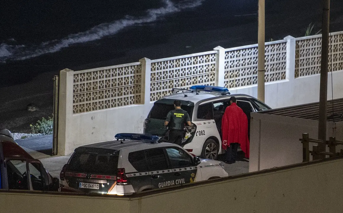 Varios coches de la Guardia Civil trabajando durante varios intentos de marroqu&iacute;es de llegar a Ceuta. Antonio Sempere