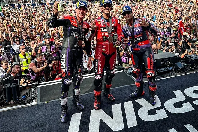 Aleix Espargar&oacute;, Bagnaia y Jorge Mart&iacute;n, en el podio del Sprint. / MotoGP