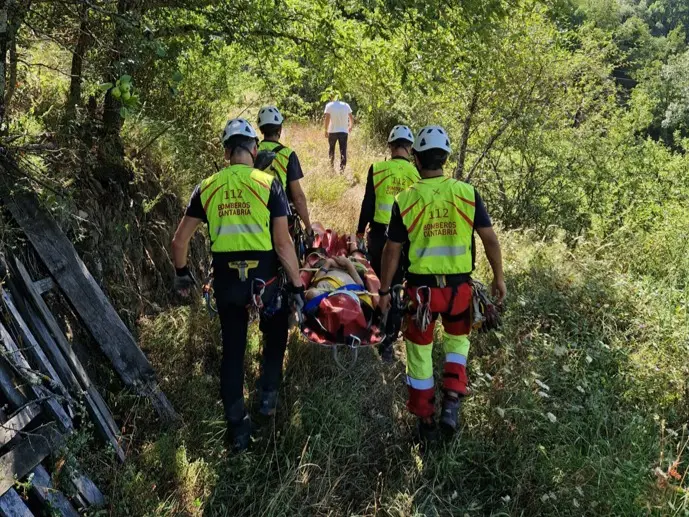 Los bomberos llevan a cabo el operativo de rescate. / 112