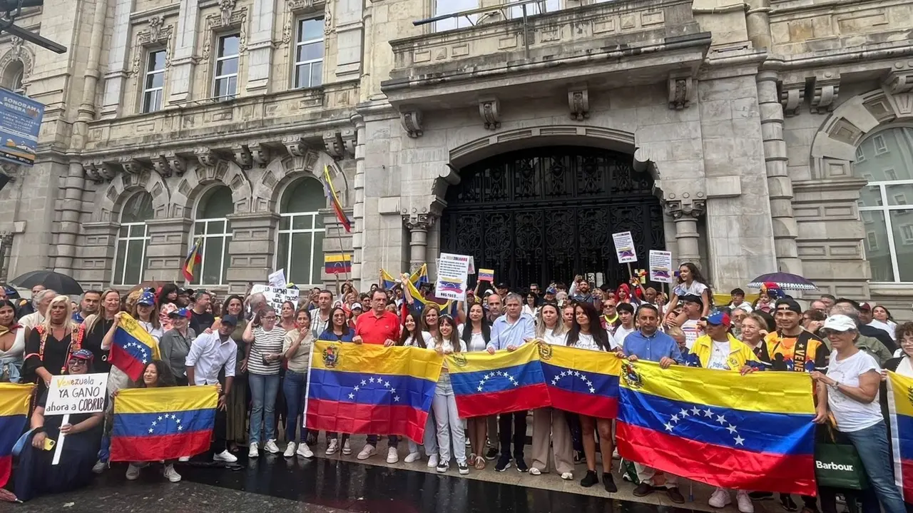 Decenas de personas se re&uacute;nen en la Plaza del Ayuntamiento de Santander. / X