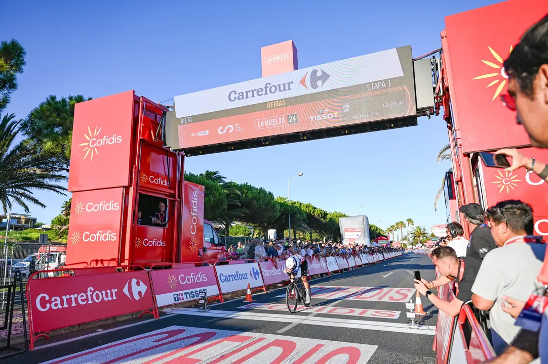 Brandon McNulty gana la primera etapa de LaVuelta. / cxcling