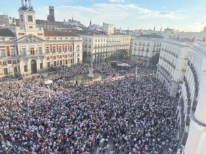Miles de personas se congregaron ayer en la madrile&ntilde;a Puerta del Sol para defender la democracia y la libertad en Venezuela, exigiendo el reconocimiento de la victoria electoral de la oposici&oacute;n . / alerta