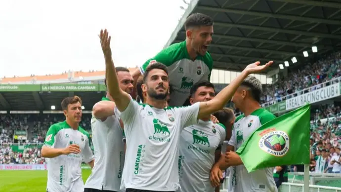 Los jugadores del Racing celebran el primer gol del partido convertido por Andr&eacute;s desde los once metros. / L.H.