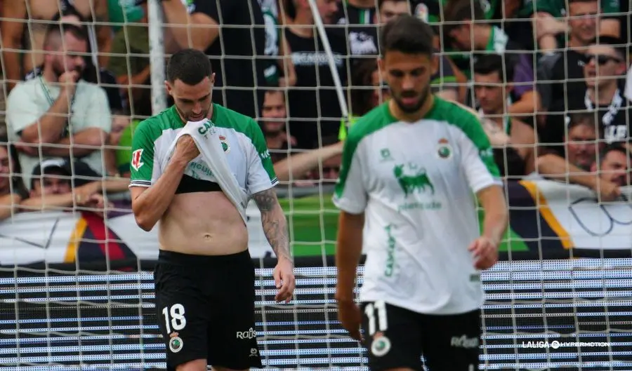 Manu y Andr&eacute;s cabizbajos tras un gol del Almer&iacute;a. / L.H.