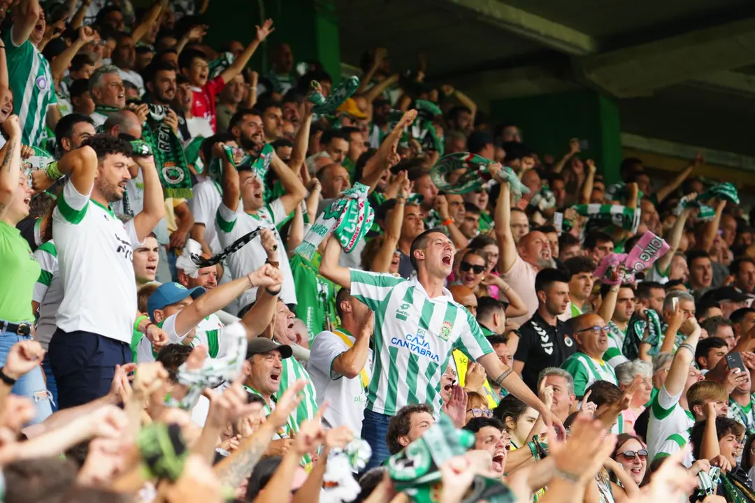 La afici&oacute;n del Racing durante el partido. / RRC