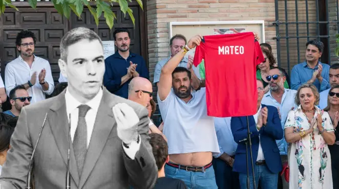 Varios familiares y amigos del ni&ntilde;o asesinado muestran una camiseta con su nombre, durante el minuto de silencio por el asesinato de un menor, en la puerta del Ayuntamiento de Mocej&oacute;n, a 18 de agosto de 2024, en Mocej&oacute;n, Toledo, Castilla-La Mancha (Espa&ntilde;a). El Ayuntamiento de Mocej&oacute;n ha decretado tres d&iacute;as de luto oficial por el asesinato en la ma&ntilde;ana de hoy de un menor de 11 a&ntilde;os, que se encontraba jugando al f&uacute;tbol junto a otros ni&ntilde;os de la localidad en el campo de f&uacute;tbol municipal '&Aacute;ngel Tard&iacute;o' cuando fue agredido con un objeto punzante. leer menos

Firma: Juan Moreno / Europa Press