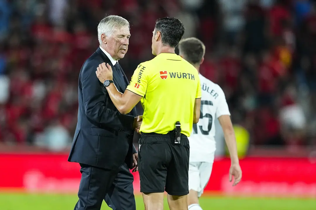 Ancelotti con el &aacute;rbitro, Cesar Soto Grado, tras el partido. / EP