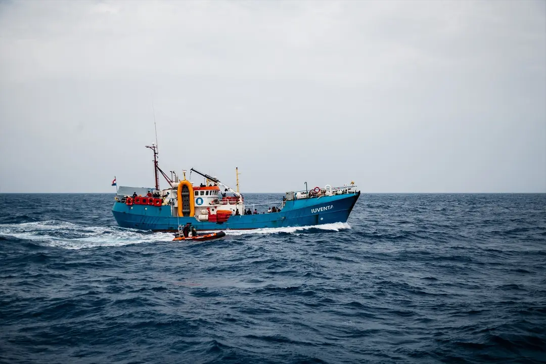 Un barco en unas labores de rescate. EP / Archivo