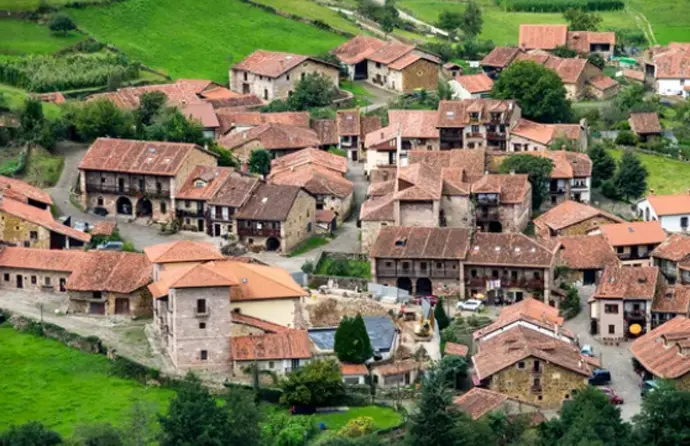 El encanto de la Cantabria antigua se conserva en Carmona. / A.S.
