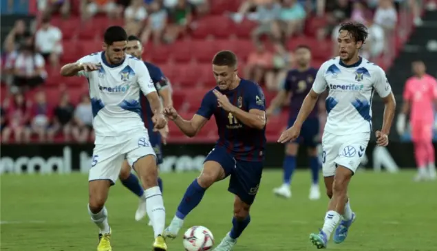 El Eldense derrota al Tenerife a bal&oacute;n parado