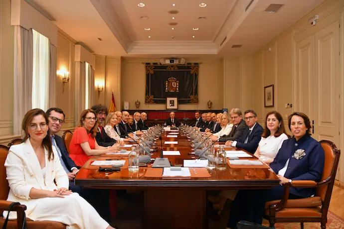 Los veinte vocales durante el primer pleno del octavo mandato del Consejo General del Poder Judicial (CGPJ), a 25 de julio de 2024, en Madrid (Espa&ntilde;a). Los 20 vocales del nuevo Consejo General del Poder Judicial (CGPJ), elegidos por las Cortes tras el acuerdo entre el PP y el PSOE, han jurado su cargo ante el Rey y en presencia del presidente del Gobierno. Tras el acto, los nuevos integrantes del CGPJ han celebrado su primer pleno, que dar&aacute; el pistoletazo de salida al octavo mandato, que se inicia con cinco a&ntilde;os y medio de retraso tras no haber acuerdo entre los partidos pol&iacute;ticos. / EP