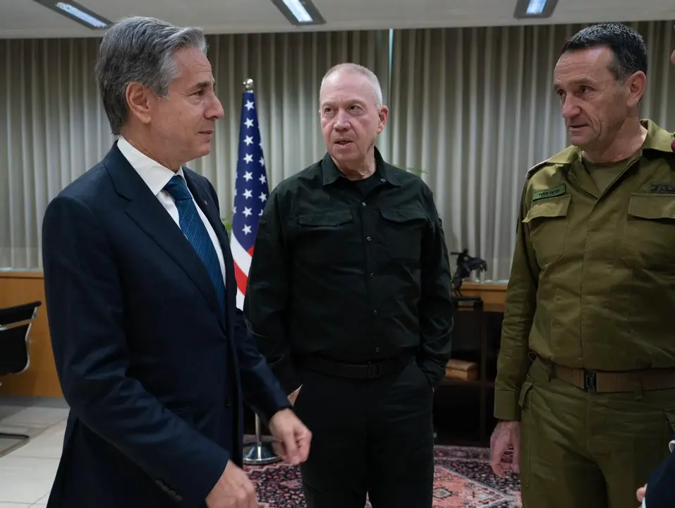 El ministro de Defensa israel&iacute;, Yoav Gallant (c), junto al secretario de Estado de Estados Unidos, Antony Blinken (iz). Ariel Hermoni