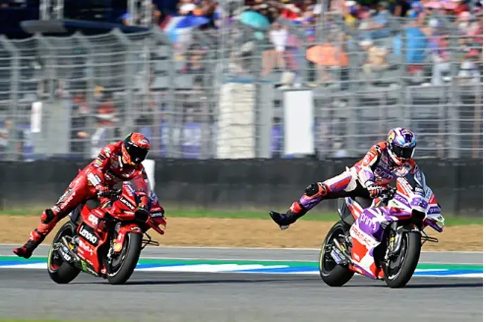 Jorge Mart&iacute;n y Pecco Bagnaia en el circuito de Tailandia. / REDBULL