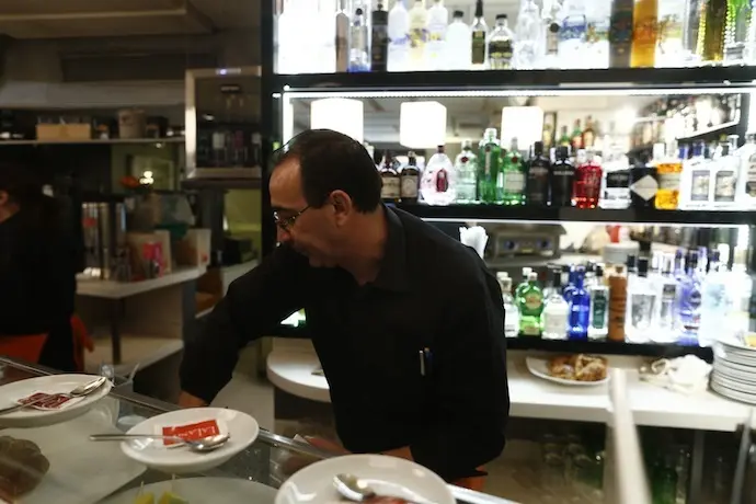 Un camarero atendiendo en un bar. / A.E