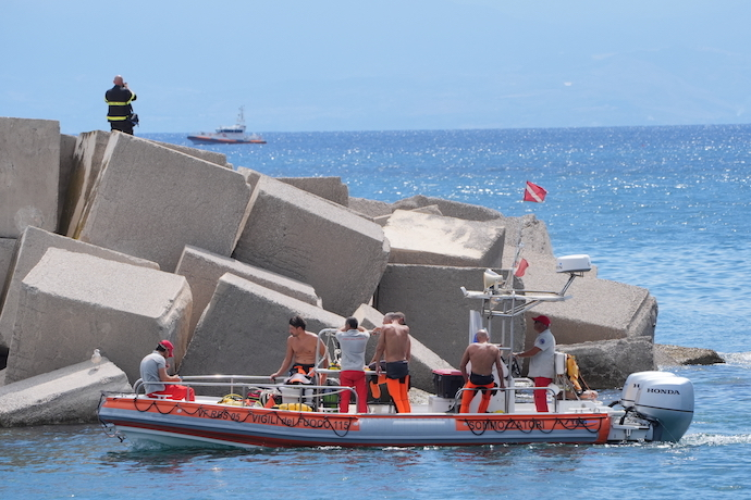 Los equipos de rescate italianos regresan al puerto de Porticello en el tercer d&iacute;a de b&uacute;squeda de seis turistas desaparecidos despu&eacute;s de que el yate de lujo "Bayesian" se hundiera en una tormenta el lunes. / EP