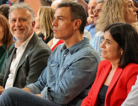 Pedro S&aacute;nchez junto a la exministra Carolina Darias. / E.P.