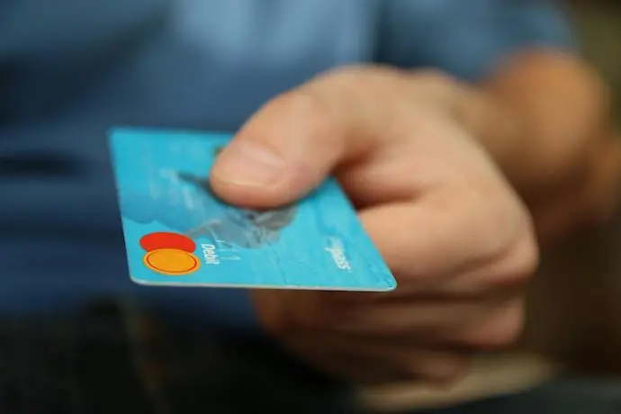 Una persona usando la tarjeta de cr&eacute;dito. / A.E