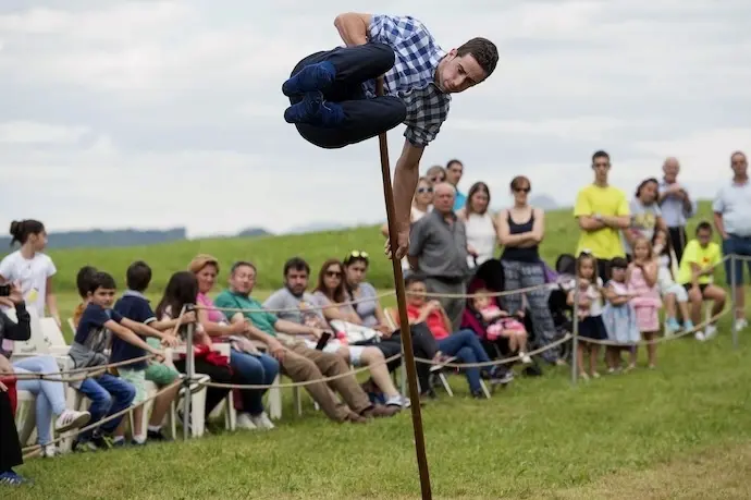 GRA127. VIO&Ntilde;O DE PIEL&Eacute;LAGOS (CANTABRIA), 12/09/2017.- Un participante en la competici&oacute;n de una modalidad de deporte aut&oacute;ctono c&aacute;ntabro conocida como "Salto Pasiego", en la localidad c&aacute;ntabra de Vio&ntilde;o de Pi&eacute;lagos. En tiempos pasados una vara de madera -casi siempre de avellano- acompa&ntilde;aba a pastores y agricultores del valle c&aacute;ntabro del Pas y les simplificaba su trabajo para saltar los cercados. Hoy doce j&oacute;venes recuperan esa tradici&oacute;n convertida en deporte: el conocido "Salto pasiego". EFE/Pedro Puente Hoyos