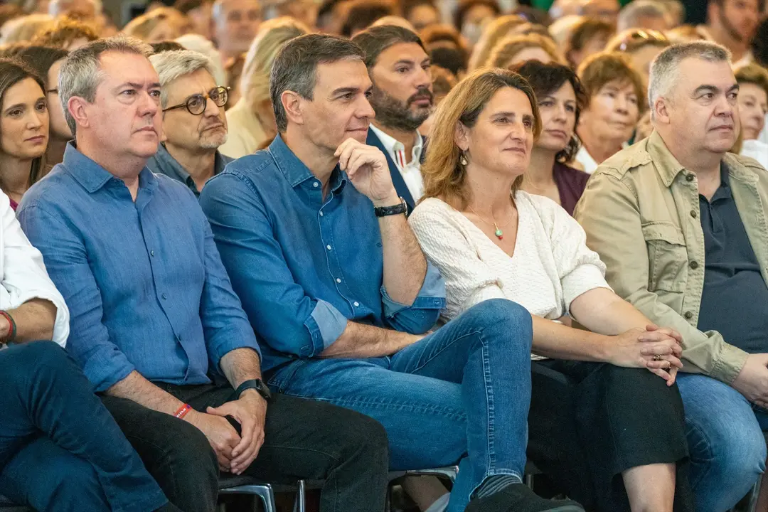 El presidente del Gobierno, Pedro S&aacute;nchez, (3d), junto a dirigentes del PSOE. / Francisco J. Olmo