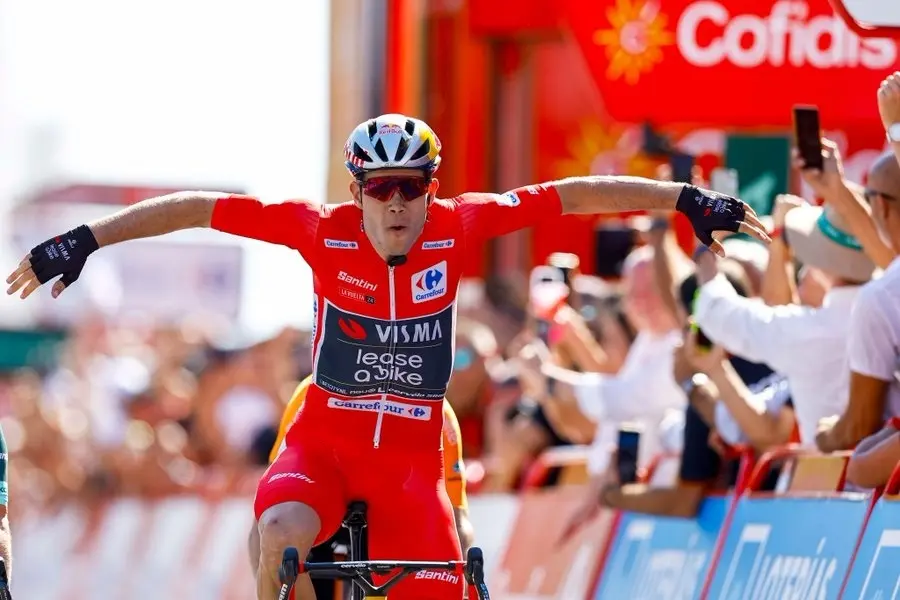 El ciclista belga Wout van Aert celebra su victoria en la tercera etapa de La Vuelta Ciclista a Espa&ntilde;a. / EP