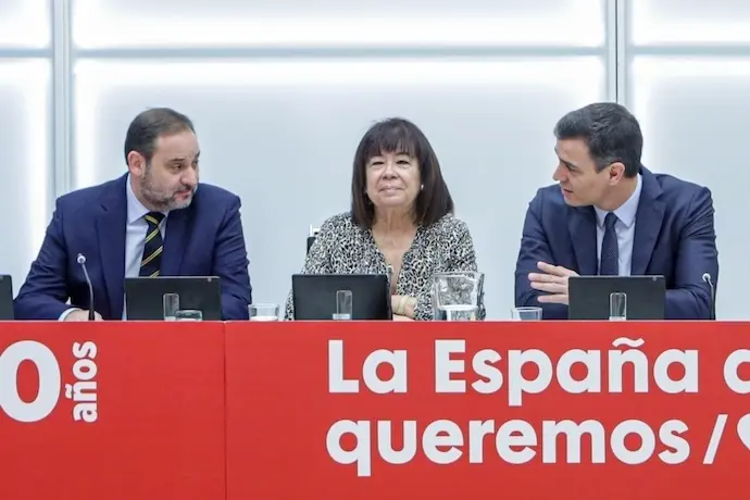 (I-D) El ex ministro de Transportes, Movilidad y Agenda Urbana, Jos&eacute; Luis &Aacute;balos, la presidenta del PSOE, Cristina Narbona, y el presidente del Gobierno, Pedro S&aacute;nchez, durante la reuni&oacute;n de la Comisi&oacute;n Ejecutiva Federal en su sede ubicada en la calle Ferraz, en Madrid, a 2 de marzo de 2020.
02 MARZO 2020;PSOE;EJECUTIVA;FERRAZ
Ricardo Rubio / Europa Press
(Foto de ARCHIVO)
02/3/2020