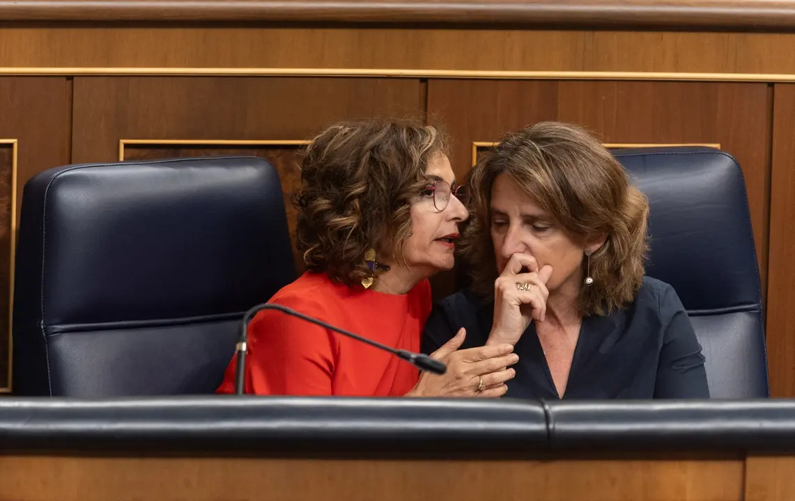 La vicepresidenta primera y ministra de Hacienda, Mar&iacute;a Jes&uacute;s Montero (i) y la vicepresidenta tercera y ministra para la Transici&oacute;n Ecol&oacute;gica y el Reto Demogr&aacute;fico, Teresa Ribera (d),  durante una sesi&oacute;n de control al Gobierno, en el Congreso de los Diputados, a 19 de junio de 2024, en Madrid (Espa&ntilde;a). El presidente del Gobierno, Pedro S&aacute;nchez, responde ante el Pleno del Congreso a preguntas de PP, Bildu y Junts sobre la "nueva fase" de la legislatura tras acabar el ciclo electoral de gallegas, vascas, catalanas y europeas.
19 JUNIO 2024;SESION DE CONTROL;GOBIERNO;CONGRESO
Eduardo Parra / Europa Press
(Foto de ARCHIVO)
19/6/2024