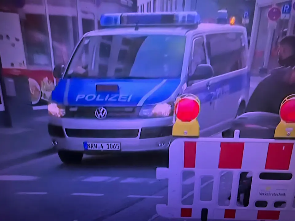 Agentes de polic&iacute;a caminan por el centro de la ciudad de Solingen temprano en la ma&ntilde;ana. Los agentes buscan al apu&ntilde;alador.