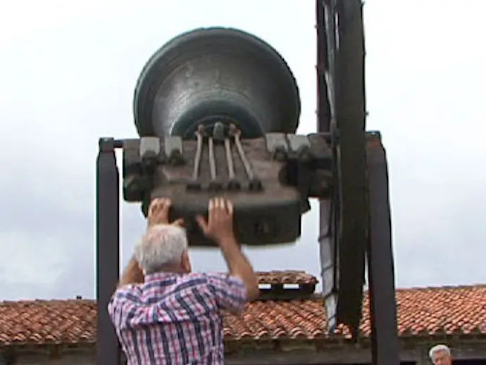 Una tradici&oacute;n que perdura en Meruelo y muchos son los que se acercan a vivirlo. / Campanas hermanos Portilla