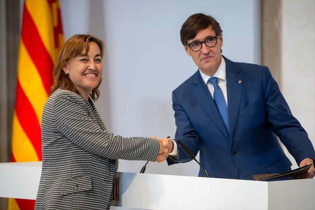 La nueva consellera de Territorio, Transici&oacute;n Ecol&oacute;gica y Vivienda y portavoz del Govern, S&iacute;lvia Paneque, y el presidente de la Generalitat de Catalunya, Salvador Illa. Lorena Sop&ecirc;na / Archivo