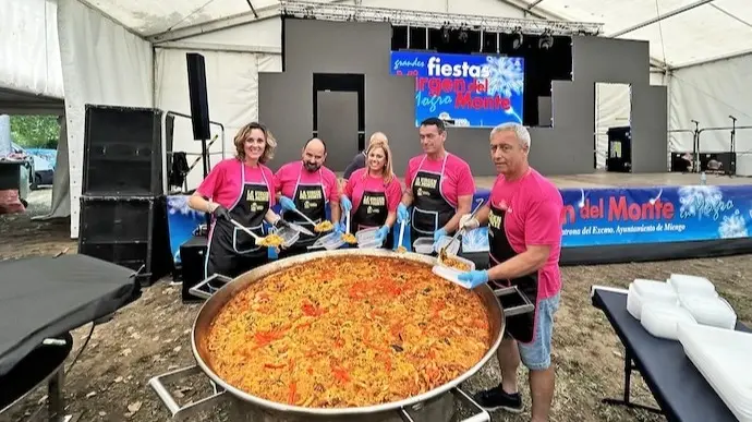 Las autoridades municipales junto a la tradicional paellada. La localidad vive sus fiestas con diferentes actos y actividades. / ALERTA