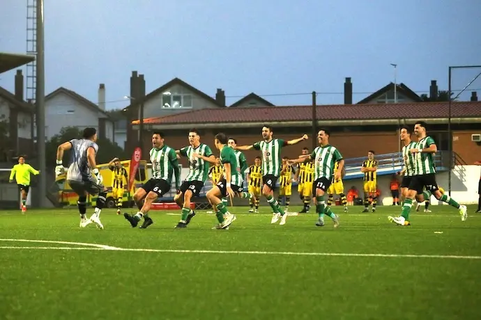 Los jugadores del Vimenor celebran el triunfo frente al Cay&oacute;n en penaltis en la final de la Copa Federaci&oacute;n. / vimenor