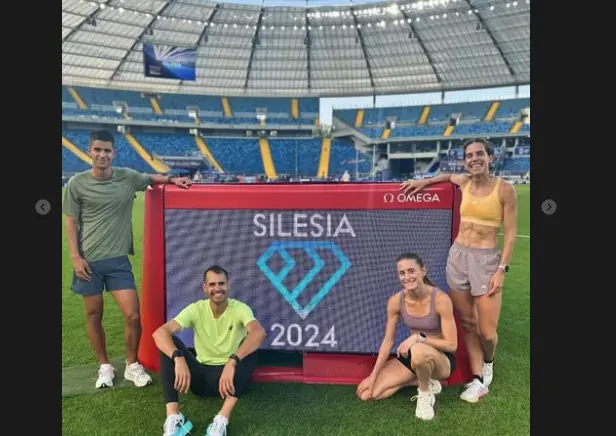 El primero por la izquierda, Attaoui en el Stadion Slaski.