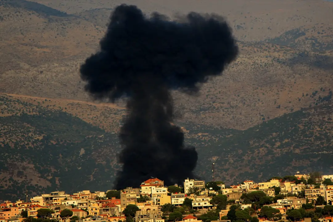 Un denso humo negro procedente de un ataque a&eacute;reo israel&iacute; se eleva desde la ciudad libanesa de Khiam, en la frontera sur del L&iacute;bano. Marwan Naamani