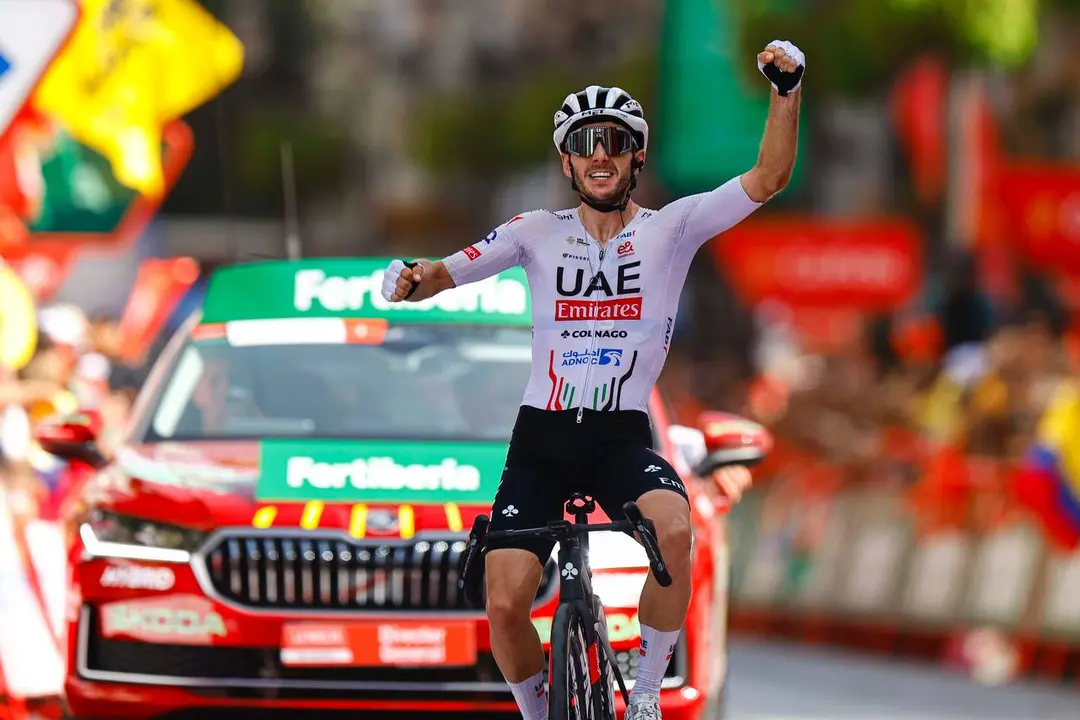 El ciclista brit&aacute;nico Adam Yates (UAE Team Emirates) gan&oacute; este domingo la etapa 9 de la Vuelta a Espa&ntilde;a 2024. / @sprintcycling