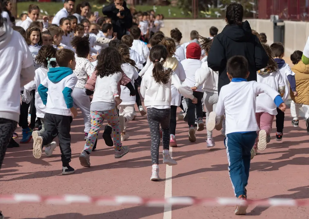 Un grupo de ni&ntilde;os corre durante la novena edici&oacute;n de 'La Vuelta al Cole'. / Eduardo Parra
