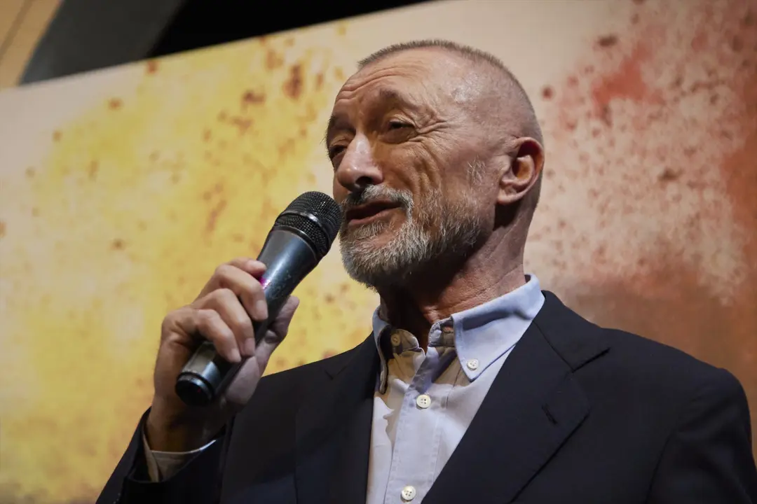 El escritor Arturo P&eacute;rez-Reverte, interviene durante un acto en Sevilla. / Joaqu&iacute;n Corchero
