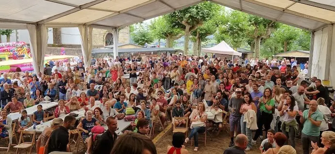 Decenas de personas en la campa de la Virgen del Monte en Mogro, Cantabria. / A.E.