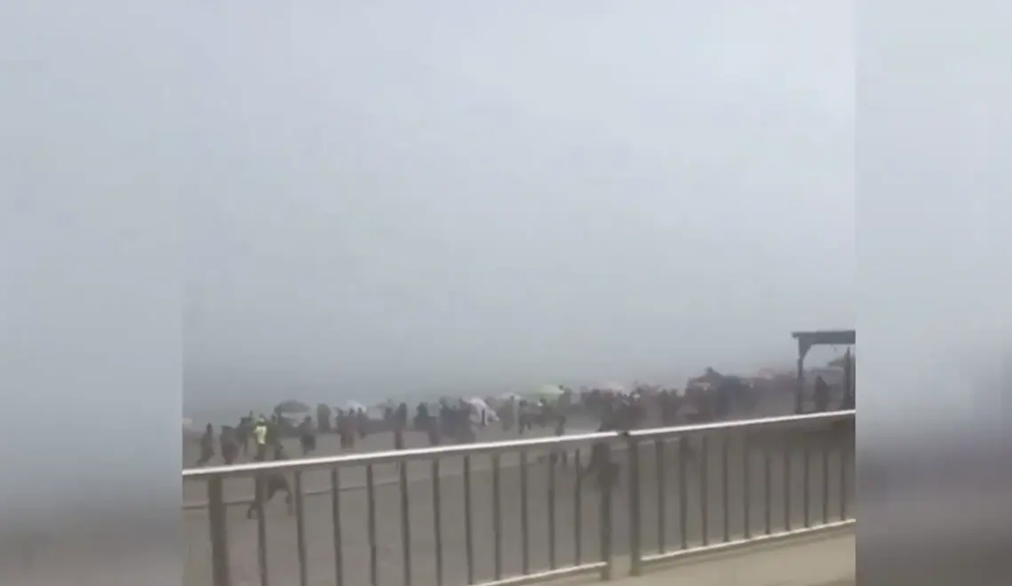 Inmigrantes entrando por la playa del Tarajal.