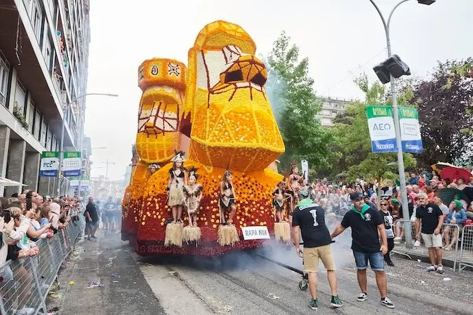 Una de las carrozas en la Batalla de Flores en Laredo, en 2023. / Cesar Ortiz Gonzalez