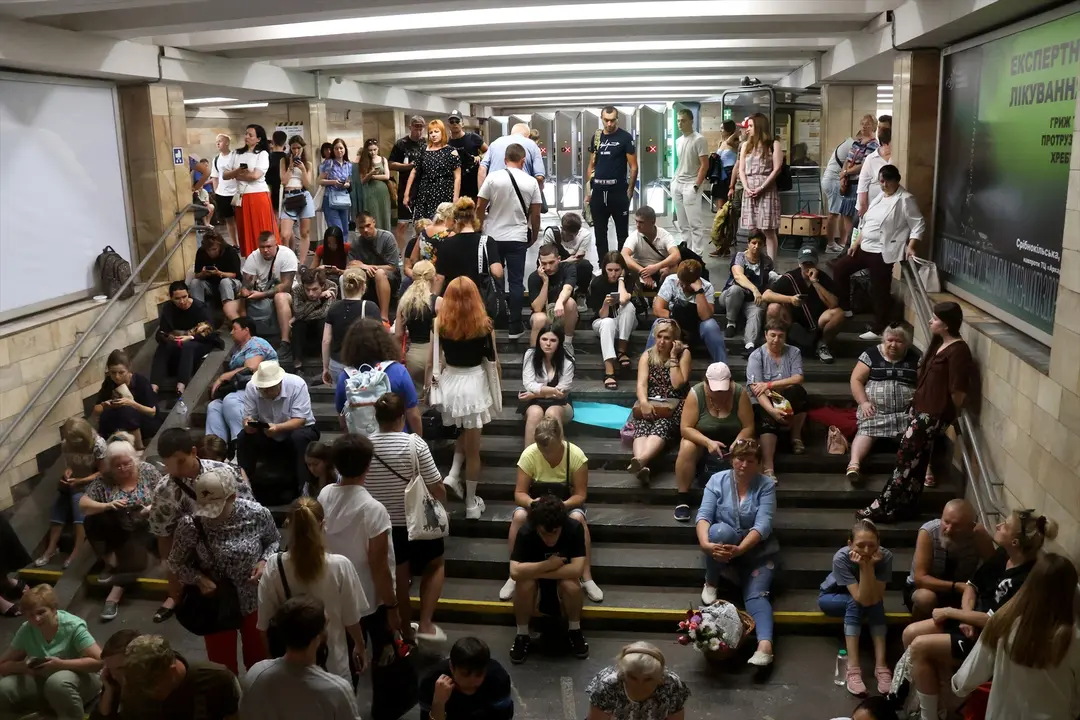 Decenas de personas escondidas en la estaci&oacute;n del metro durante el ataque ruso. EP