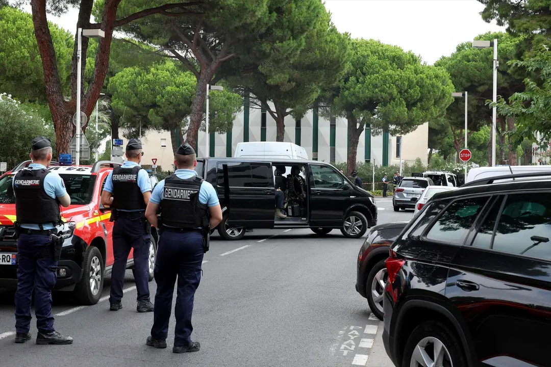 Oficiales de la polic&iacute;a francesa durante un ataque cerca de una sinagoga la semana pasada. Pascal Guyot