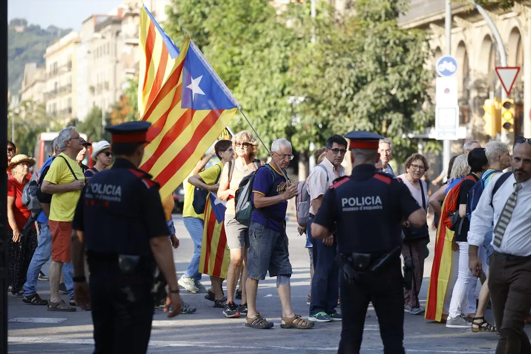 Antidisturbios delante de decenas de personas que se concentraron en el parque de la Ciudadela para apoyar a Puigdemont. Kike Rinc&oacute;n / Archivo