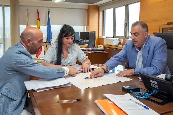 El consejero de Fomento, Roberto Media, junto al alcalde de Laredo, Miguel Gonz&aacute;lez, y la concejala Rosalina L&oacute;pez Visitaci&oacute;n. / ALERTA