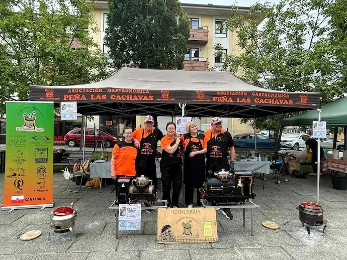 Uno de los grupos vecinales que particip&oacute; en la celebraci&oacute;n de de Entrambasaguas. / A.E.