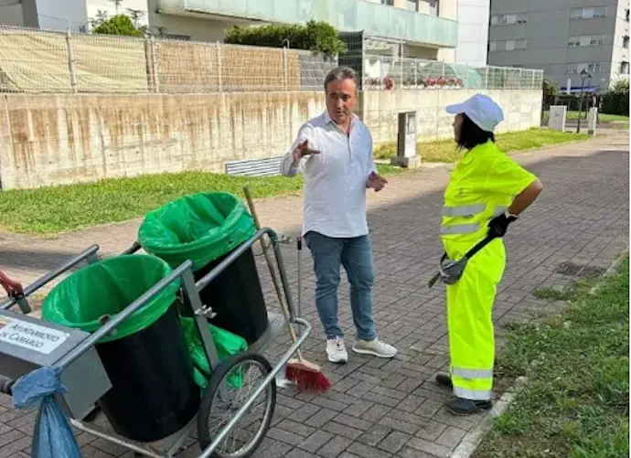 El alcalde junto a operarios del servicio de limpieza viaria. / A.E