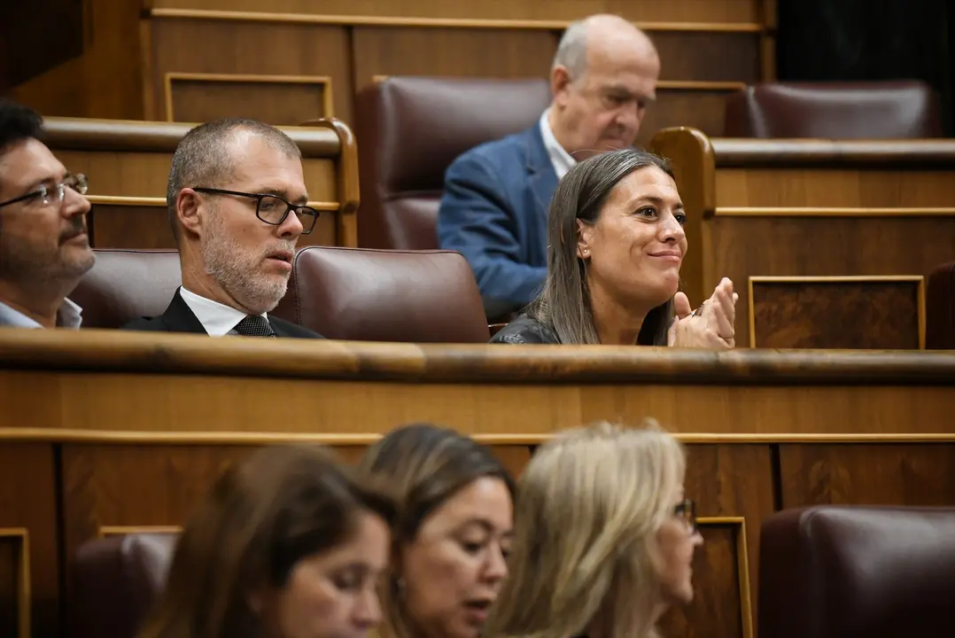 La portavoz de Junts en el Congreso, Miriam Nogueras (d), durante una sesi&oacute;n plenaria. Fernando S&aacute;nchez / Archivo