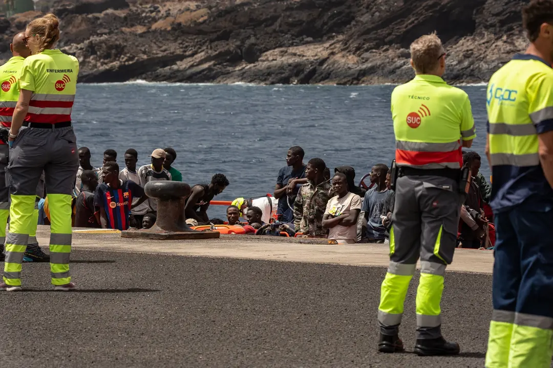 Varios migrantes a su llegada al puerto de La Restinga. Antonio Sempere