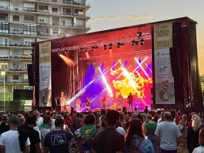 La Semana Grande de Laredo vibr&oacute; en la Alameda Miramar con actuaciones de bandas locales y el esperado tributo de The Bon Scott Band a AC/DC, llenando de energ&iacute;a y m&uacute;sica la noche del martes.