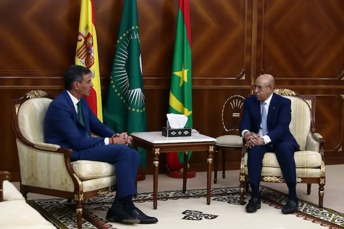 El presidente del Gobierno, Pedro S&aacute;nchez (i), y el presidente de Mauritania, Mohamed Uld Ghazuani (d), durante una reuni&oacute;n en el palacio presidencial, a 27 de agosto de 2024, en Nuakchot (Mauritania). Durante su visita S&aacute;nchez ha anunciado la primera cumbre con el pa&iacute;s africano en 2025 y 500.000 euros para formaci&oacute;n en defensa y seguridad.
Pool Moncloa/Fernando Calvo
27/8/2024
